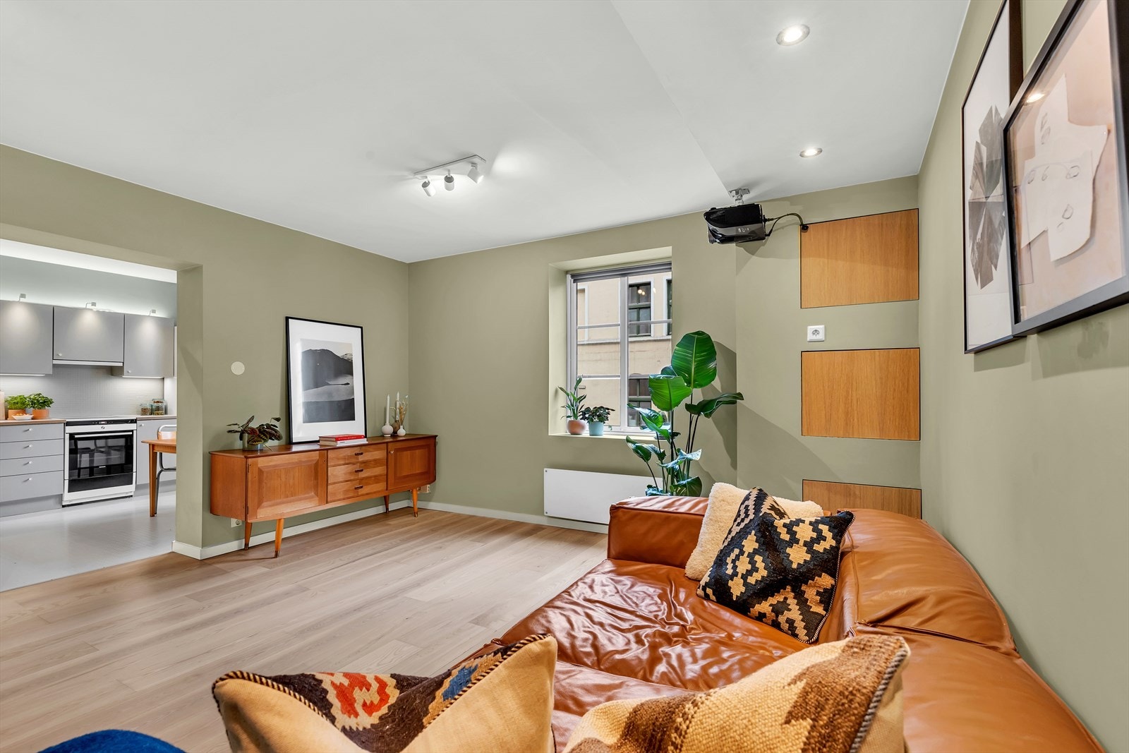 Den gode utformingen og de tidløse fargevalgene på vegger legger et godt grunnlag for å innrede oppholdsrommet etter eget ønske. Galleribilde