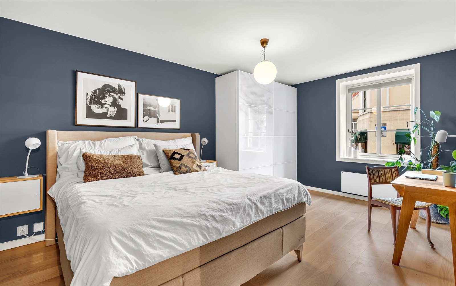 Hovedsoverommet er av svært god størrelse med plass til dobbeltseng, nattbord og annet ønskelig møblement. Galleribilde