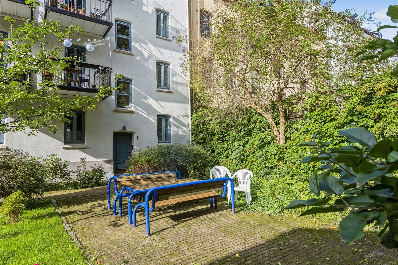 Bakgården har flere sittegrupper for sosiale arenaer. Galleribilde