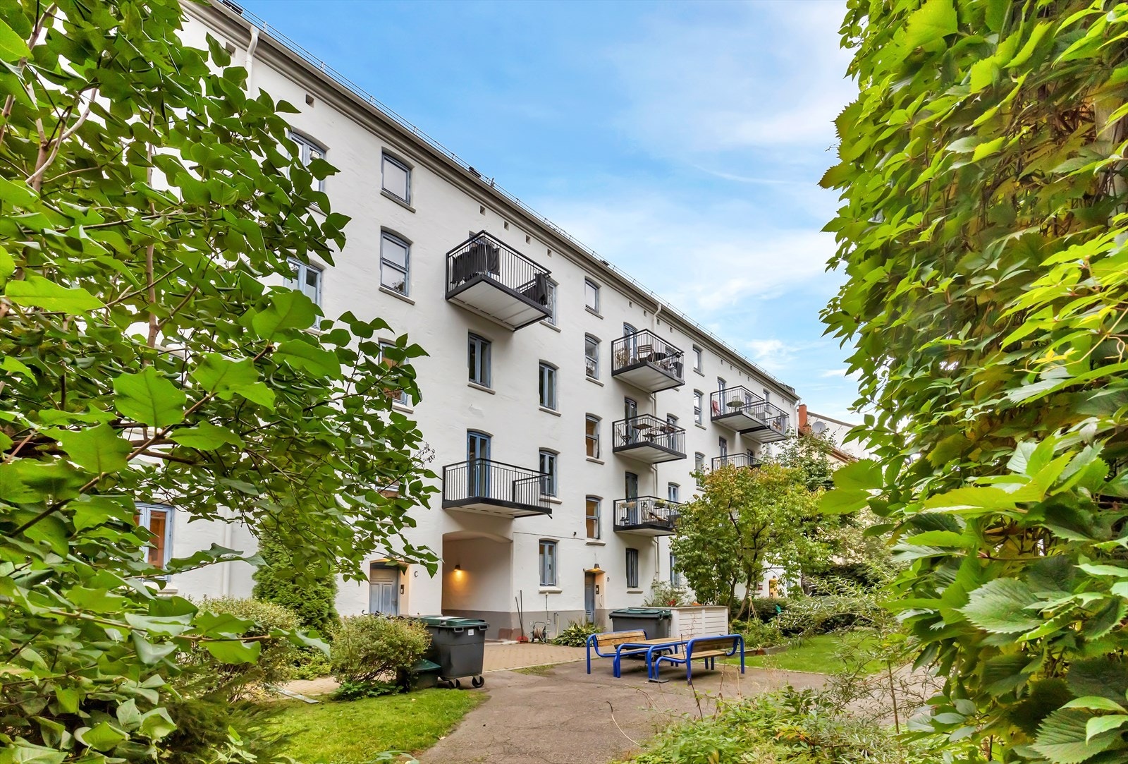 Bakgård. Galleribilde