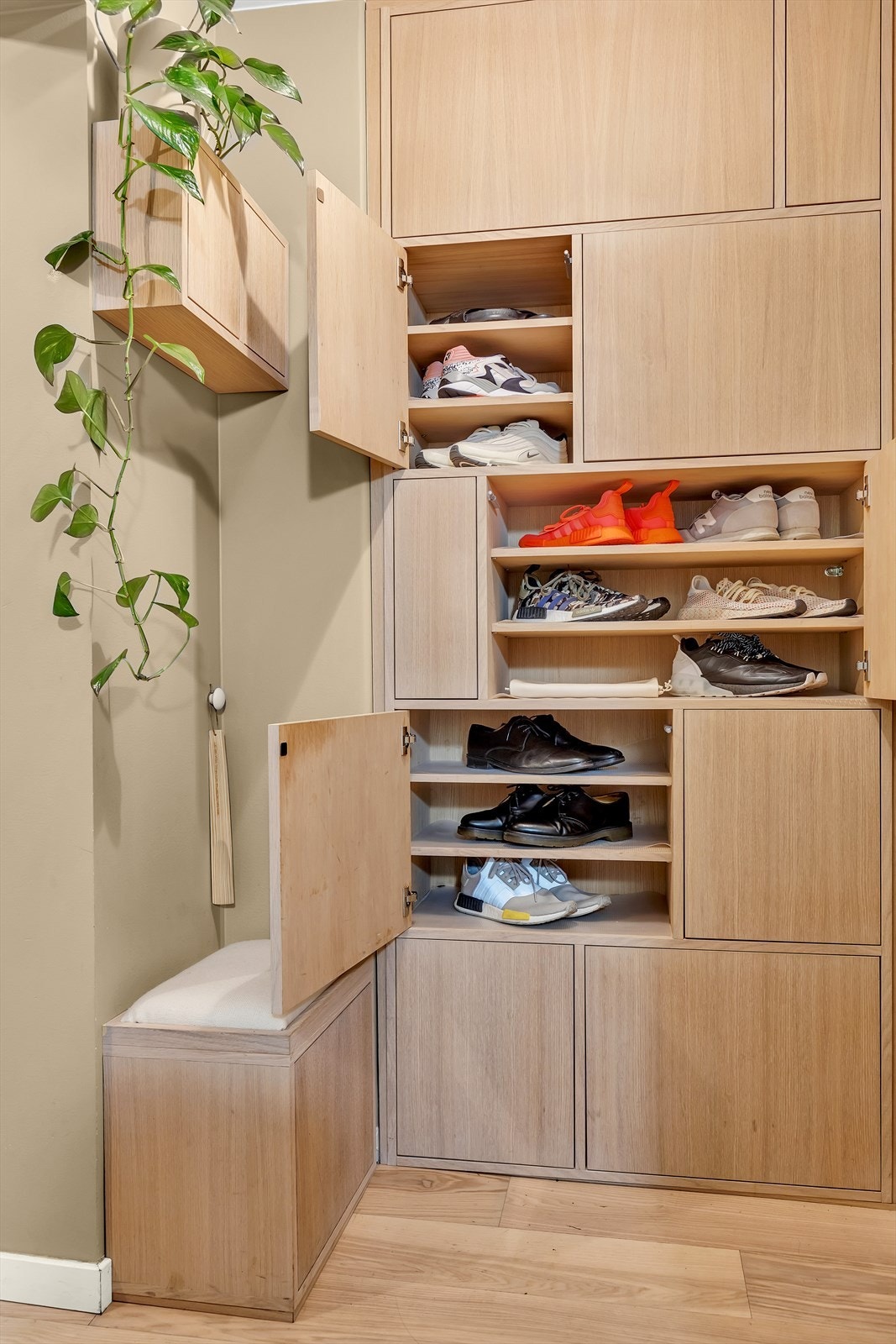 Praktisk og plassbygd garderobeskap i gangen. Galleribilde