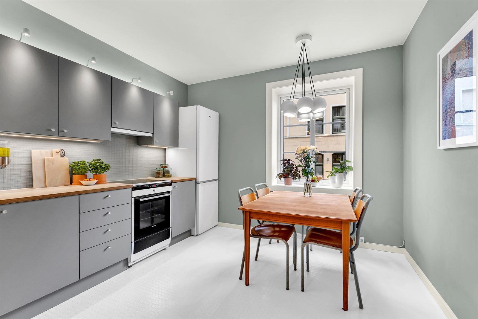 Adskilt kjøkkenavdeling med lekker innredning. Galleribilde