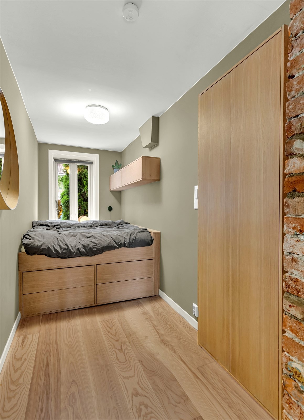 Soverom 2 passer utmerket som kontor, gjesterom eller barnerom. Det er ikke per dags dato plassbygd seng på soverom 2 som vist på bildet. Galleribilde