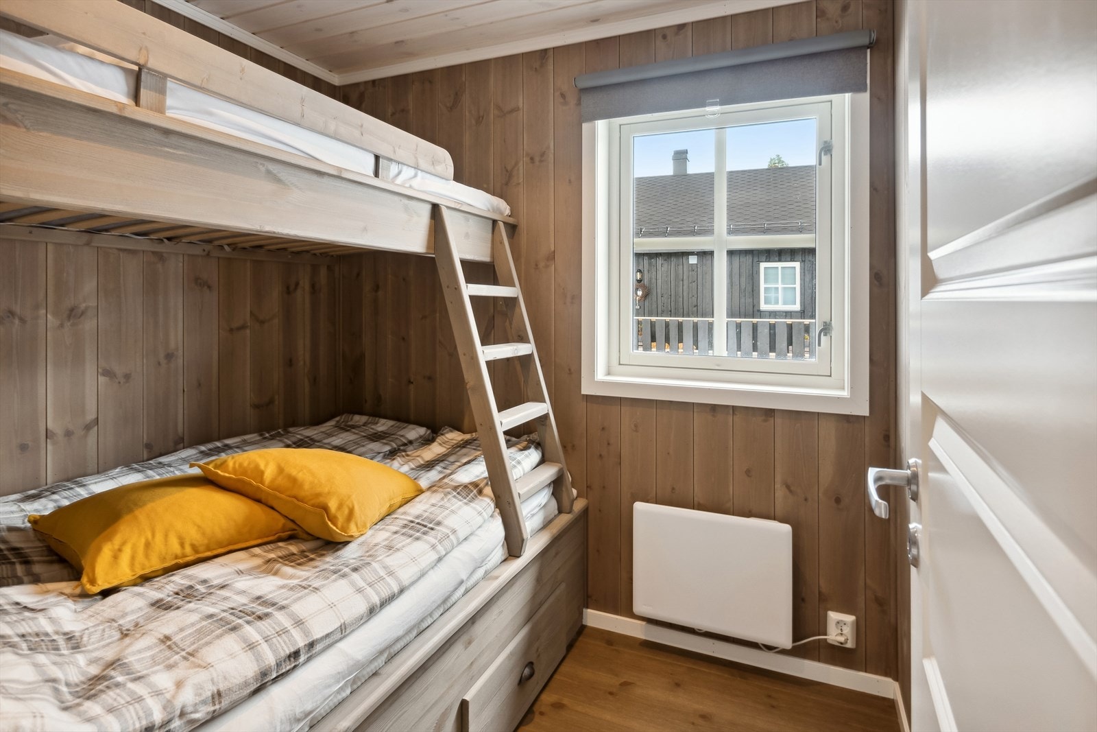 Soverom 2 med plassbygd familiekøye. Galleribilde