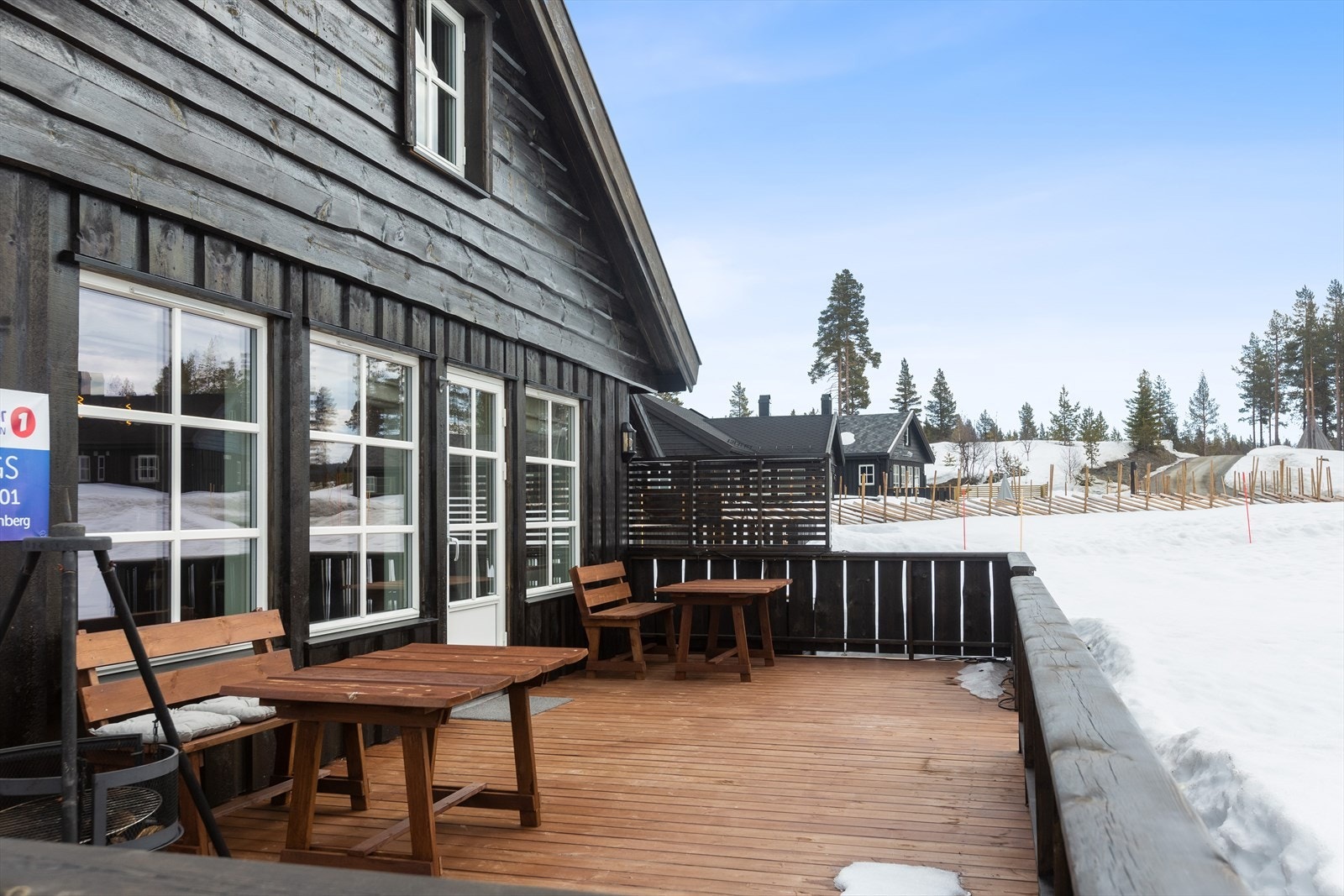 Romslig terrasse med god plass til møblering. Galleribilde