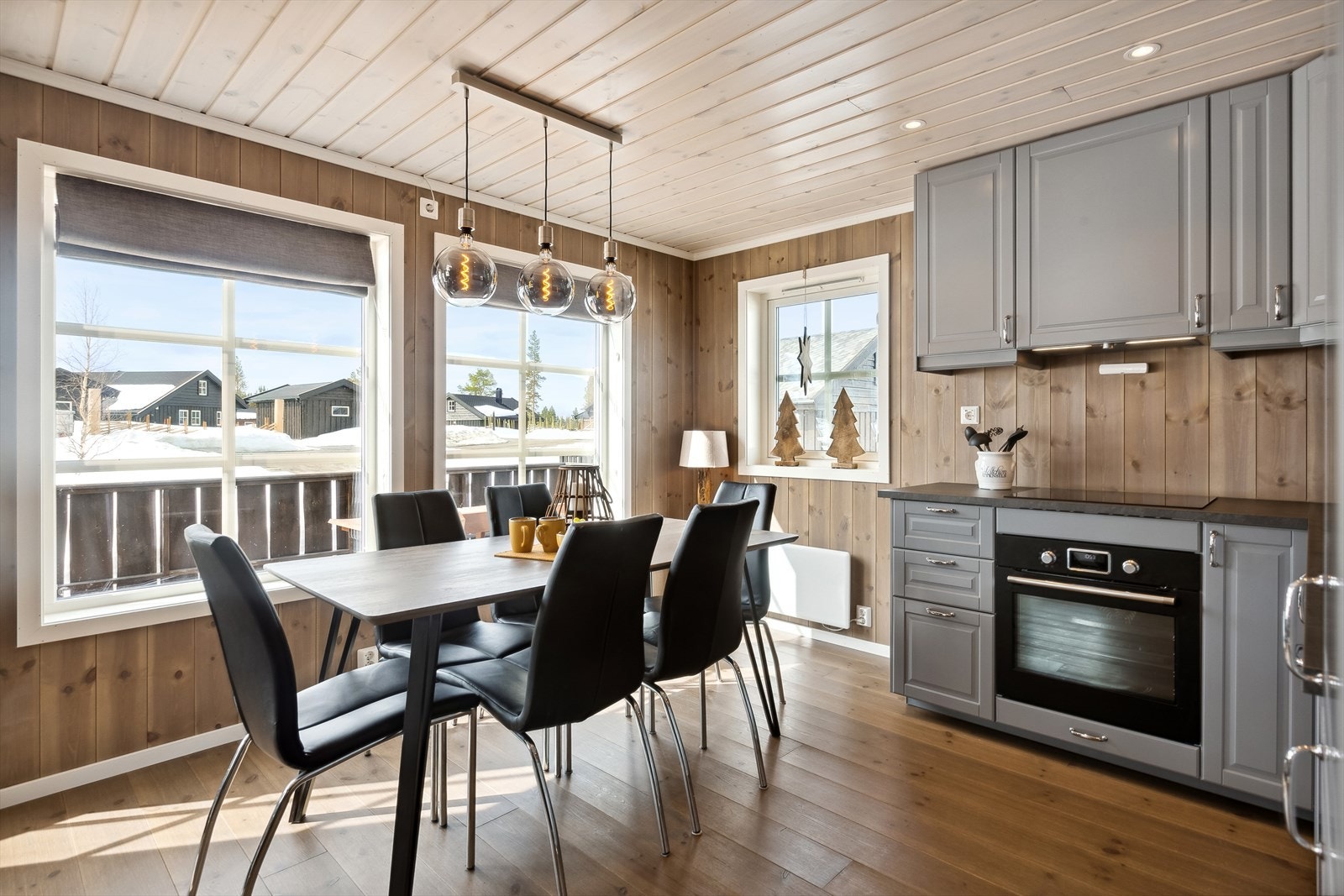 Spisebord med hyggelig vindusplassering. Galleribilde