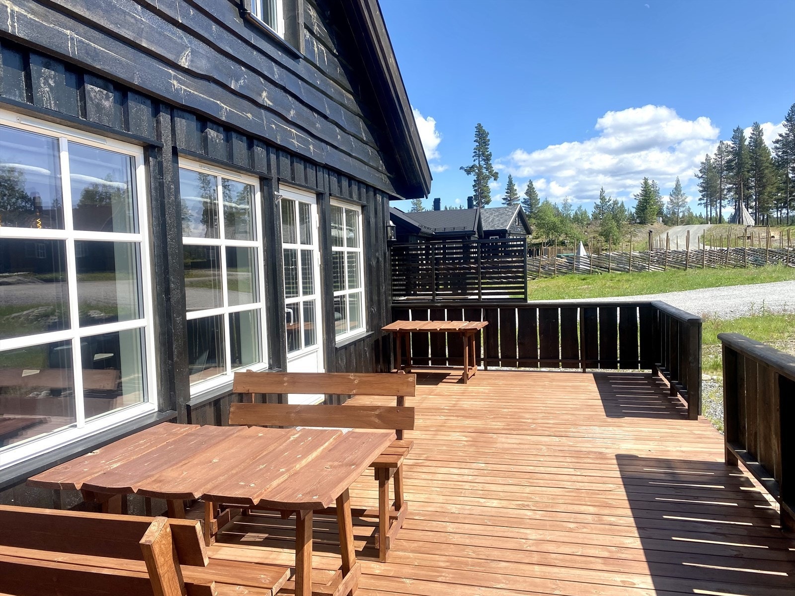 Solfylt terrasse på sommerstid. (Bilde tatt av megler) Galleribilde