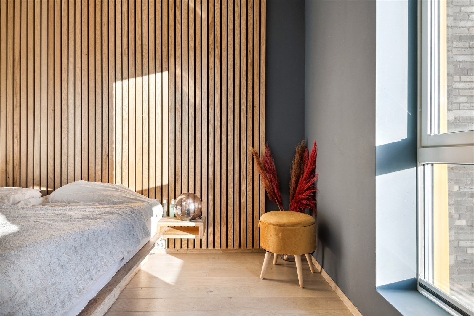 En flott spilevegg gir et moderne preg på leiligheten. Galleribilde