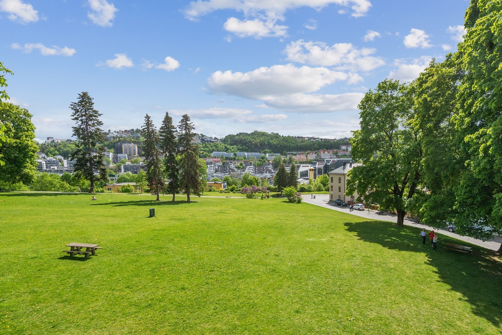 I området finner vi mange flotte parker, på bilde vises Vålerenga park. Galleribilde