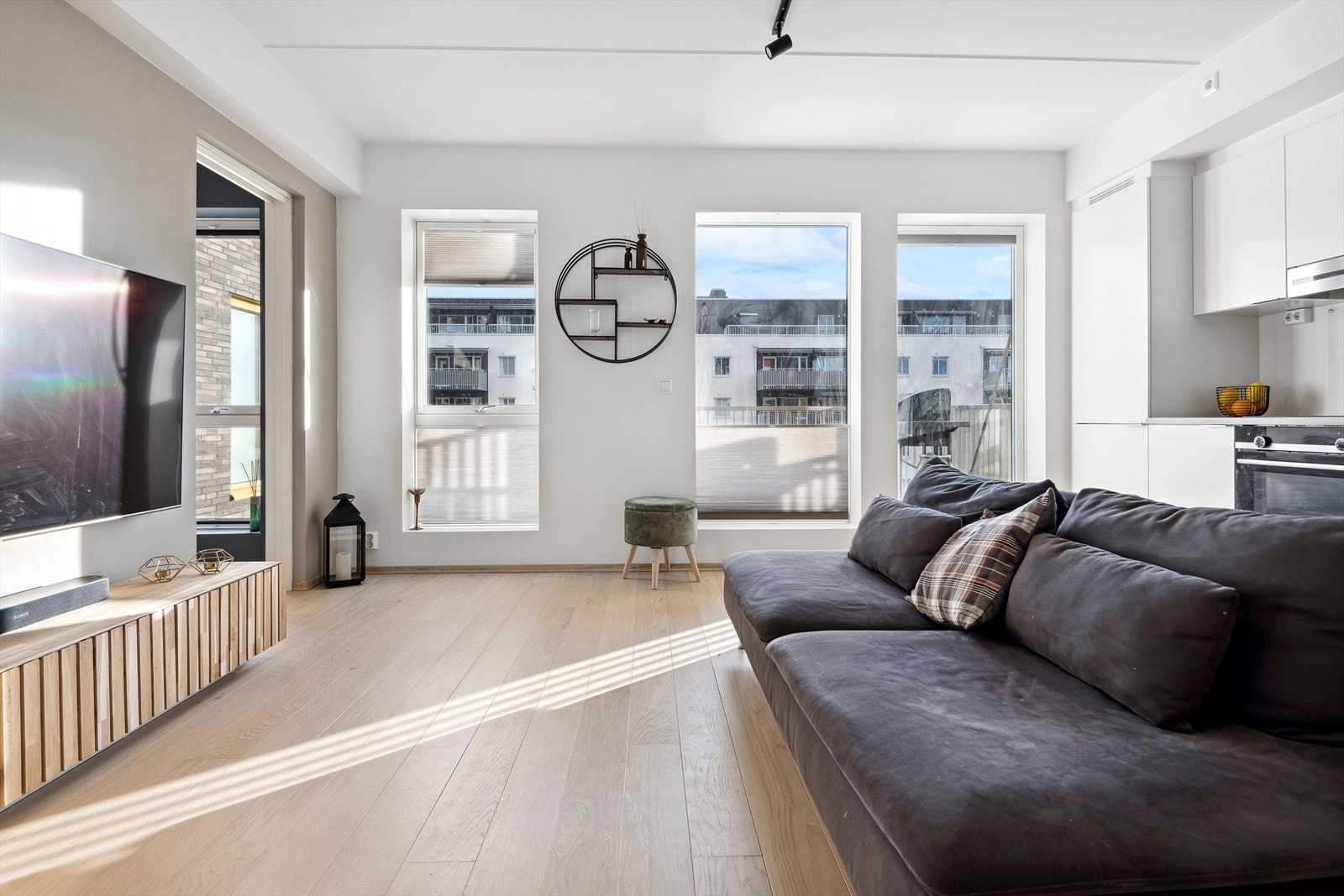 Fra stuen er det utgang til den østvendte balkongen. Galleribilde