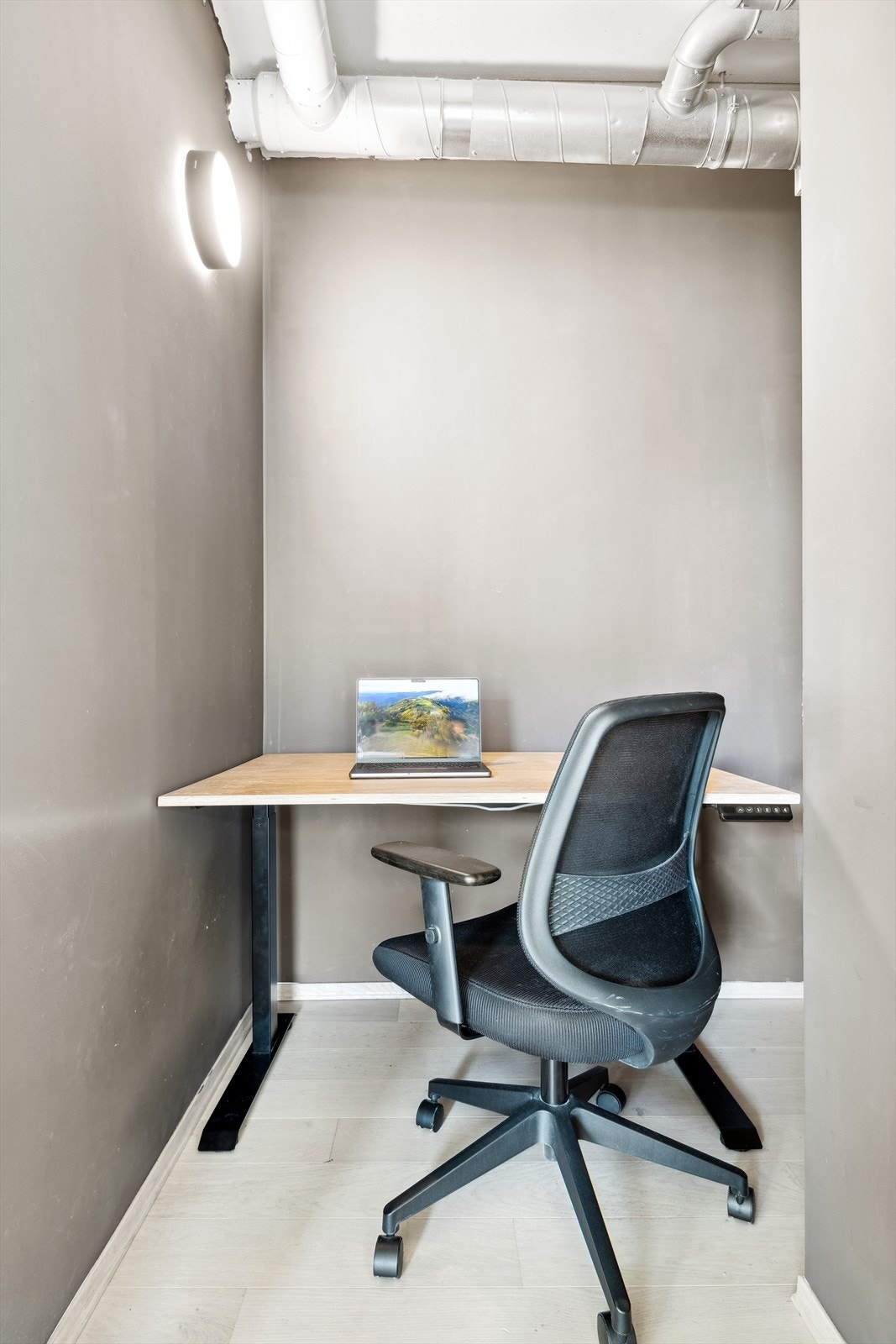 Vegg i vegg med stuen ligger den innvendige boden på ca 5kvm, selger har brukt denne som hjemmekontor. Galleribilde