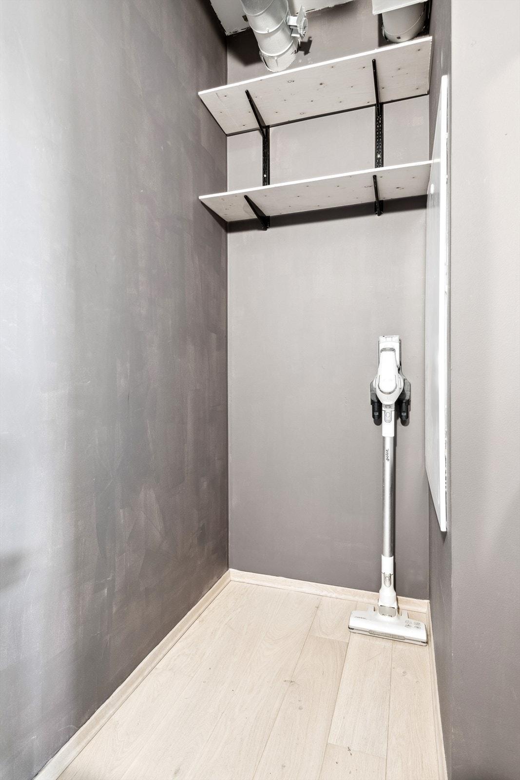 Boden er et praktisk rom med plass til mye oppbevaring. Galleribilde