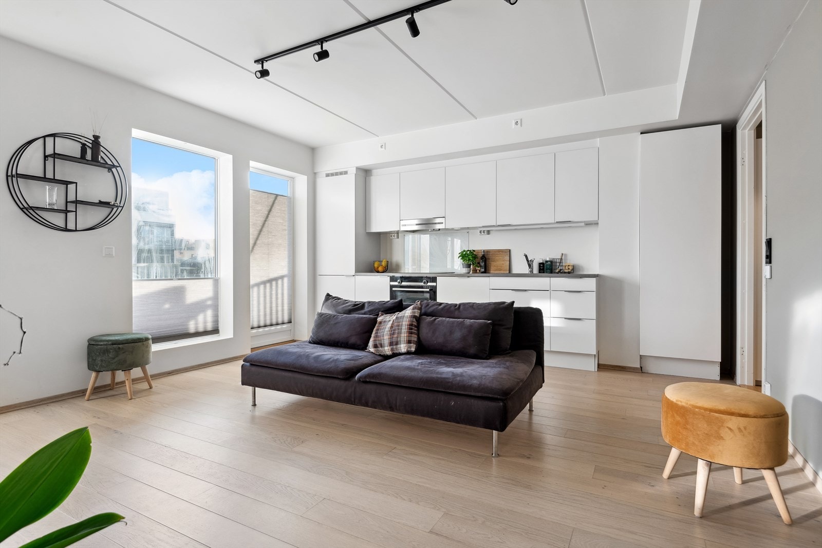 Stuen og kjøkkenet utgjør et tiltalende og luftig allrom. Galleribilde