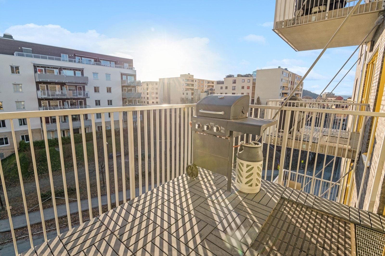 Lys og stikk er montert på veggene, og med et areal på 6 kvm er det plass til et enkelt møblement. Galleribilde