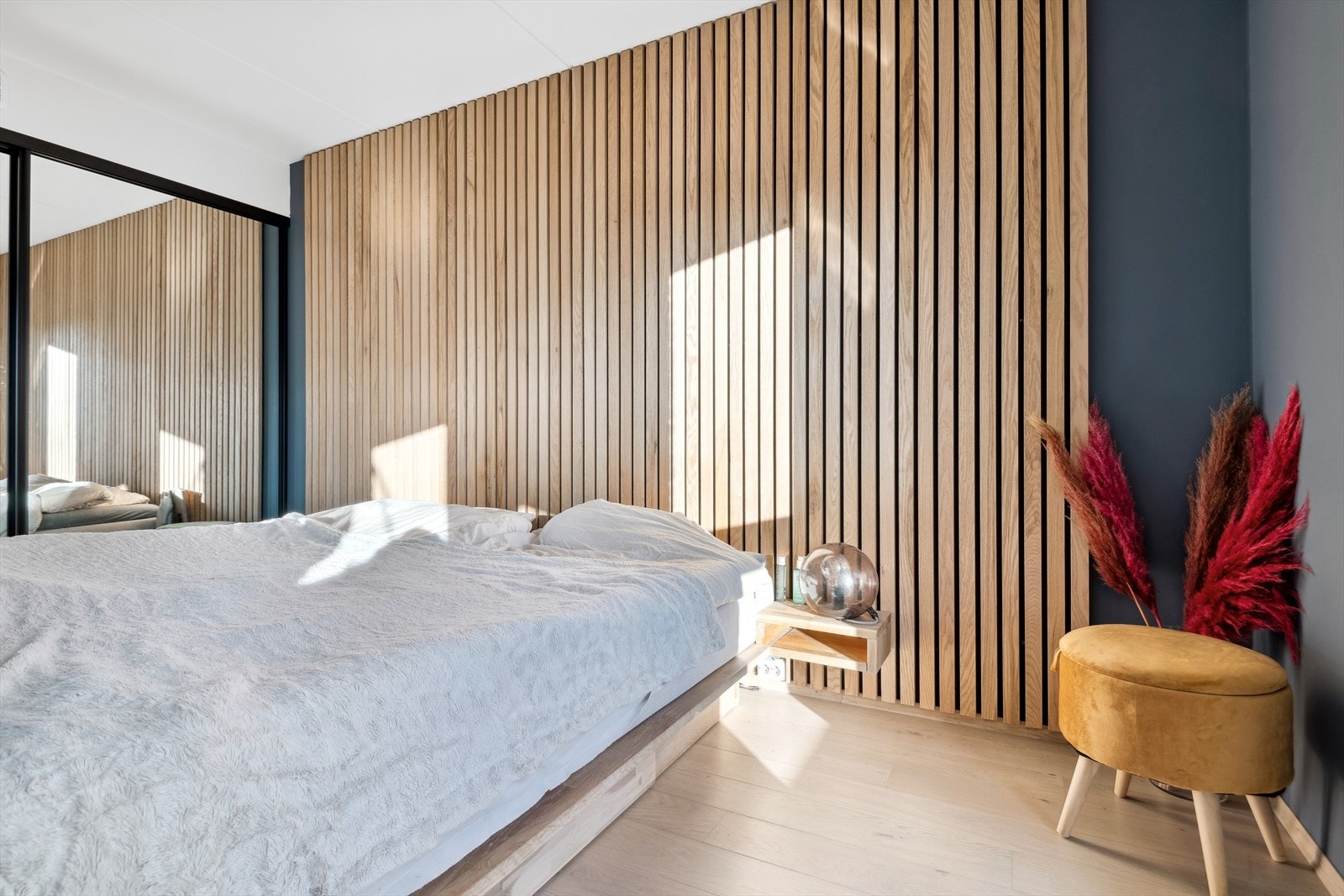 Garderobeskapet med skyvedører medfølger. Galleribilde