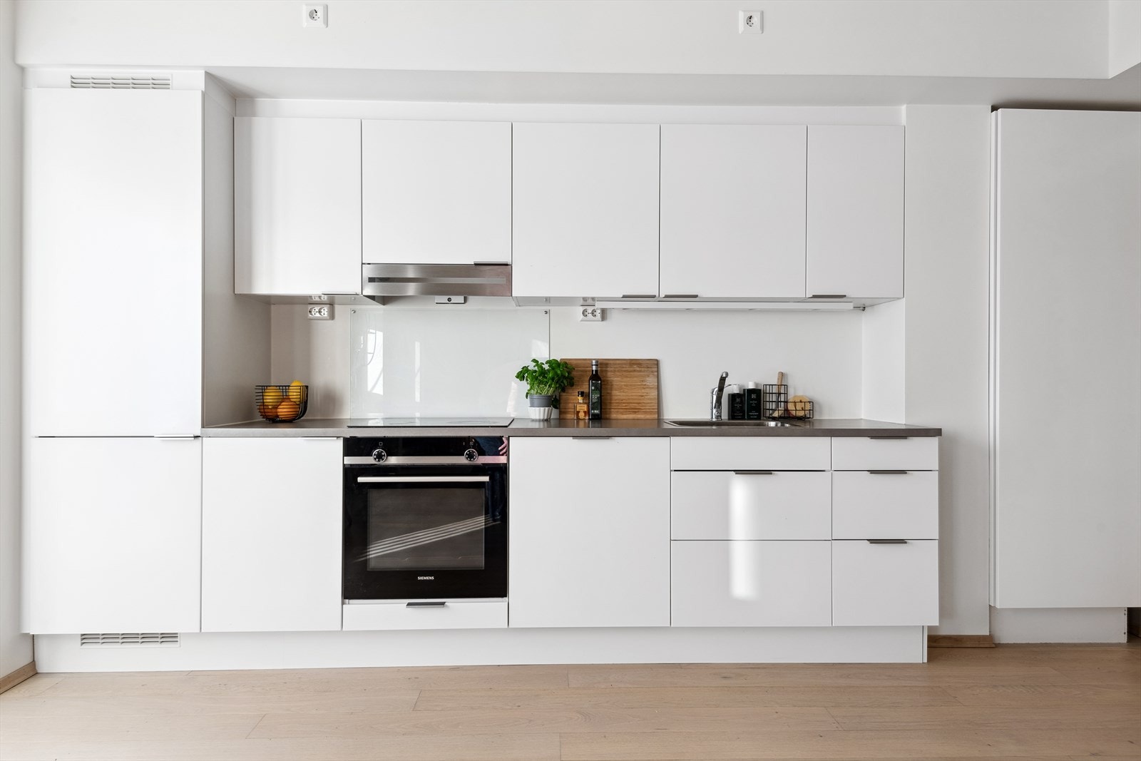 Det moderne kjøkkenet har integrerte hvitevarer som består av kjøl/frys, oppvaskmaskin, stekeovn og nedfelt platetopp. Galleribilde