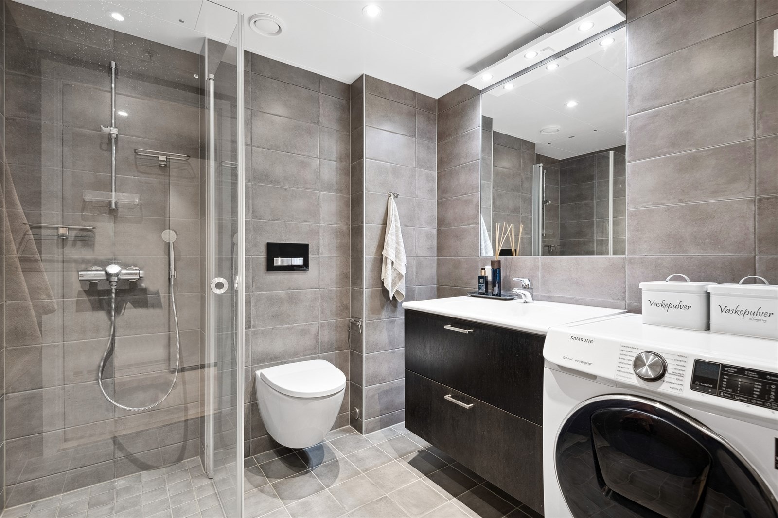 Badet er delikat, med fliser på vegger og gulv. Galleribilde