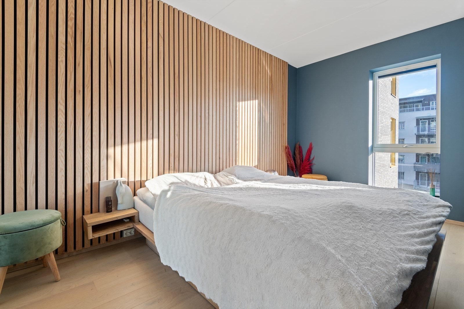 Leiligheten byr på et romslig soverom, med god plass til dobbeltseng og nattbord. Galleribilde