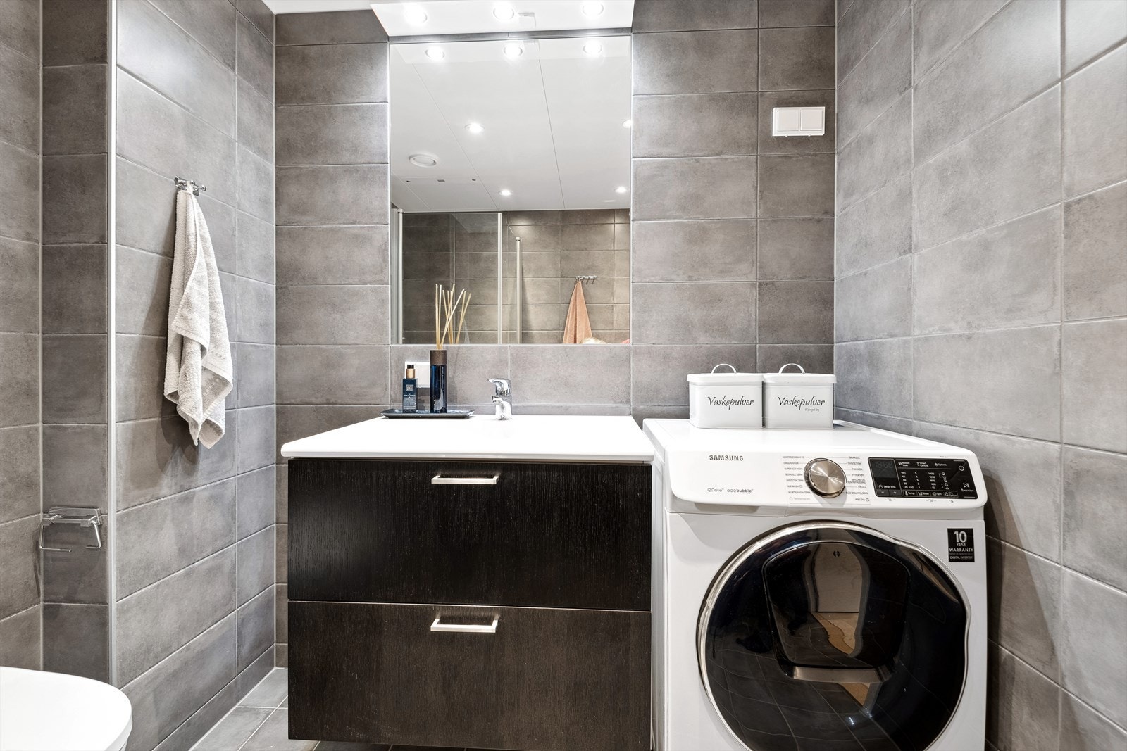 Det er opplegg for vaskemaskin på badet. Galleribilde