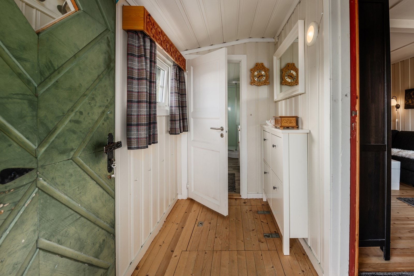 Velkommen inn! Lys og romslig entré. Badet er rett frem og stuen til høyre. Galleribilde