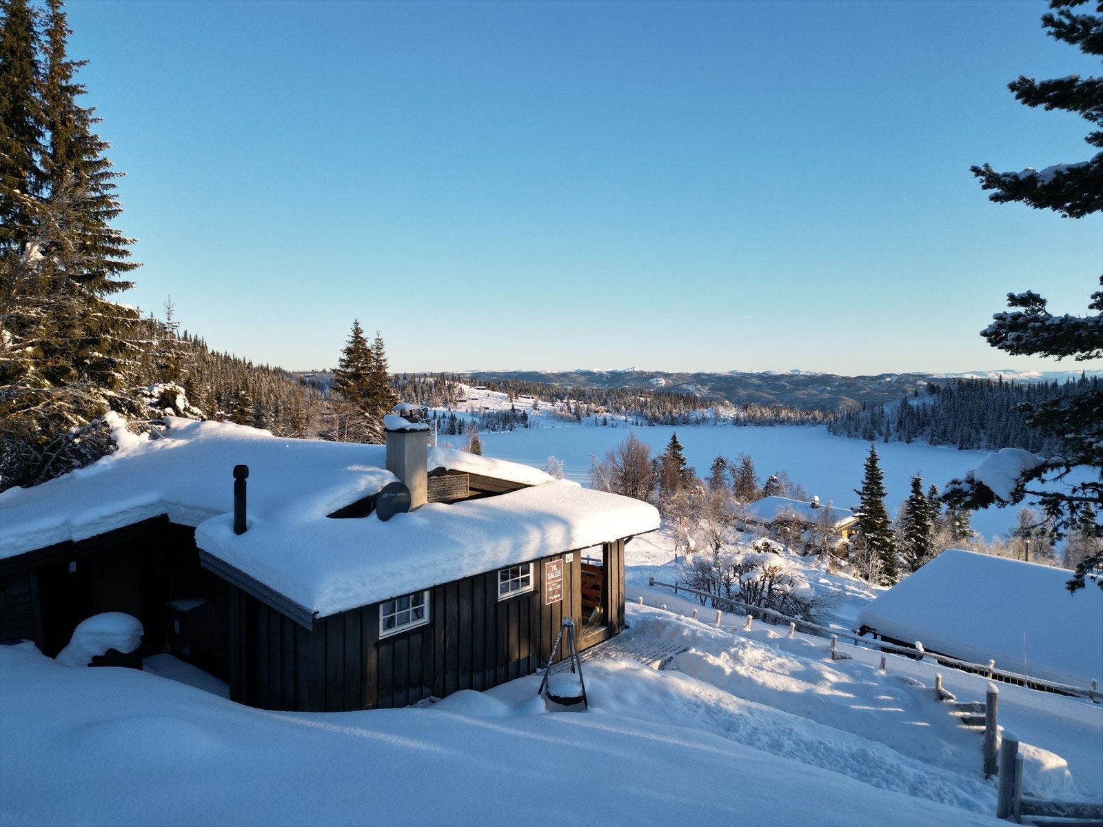 Fra eiendommen er det fin utsikt mot Mytetjern og mot fjelltopper i det fjerne Galleribilde