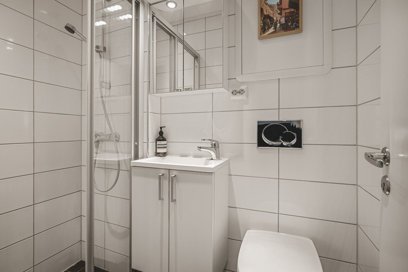 Badet ble pusset opp i 2012 og har fliser på gulv og vegger samt varmekabler i gulv. Galleribilde