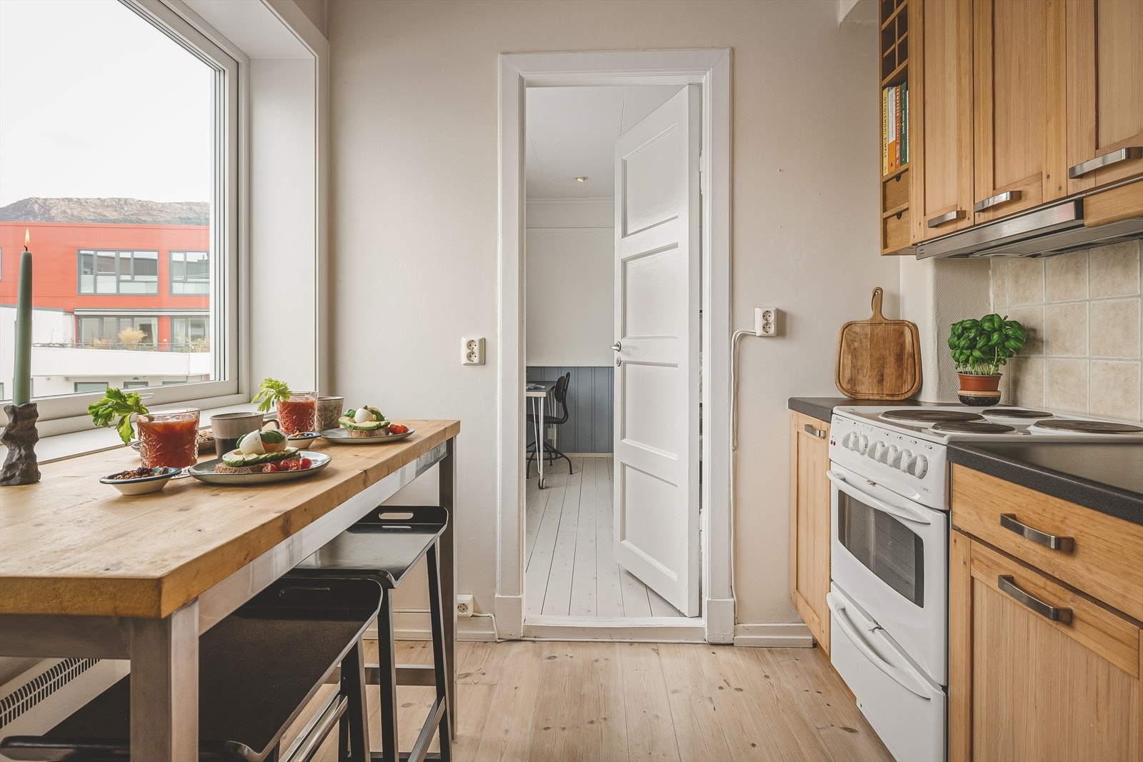 Det er tilkomst til soverommet både fra kjøkkenet og stuen. Galleribilde
