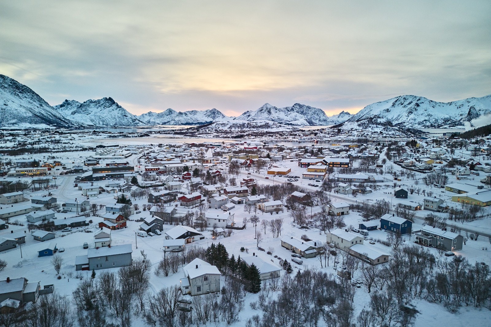 Eiendommen ligger i nordkanten av Myre sentrum (ca 375 m å gå). Galleribilde
