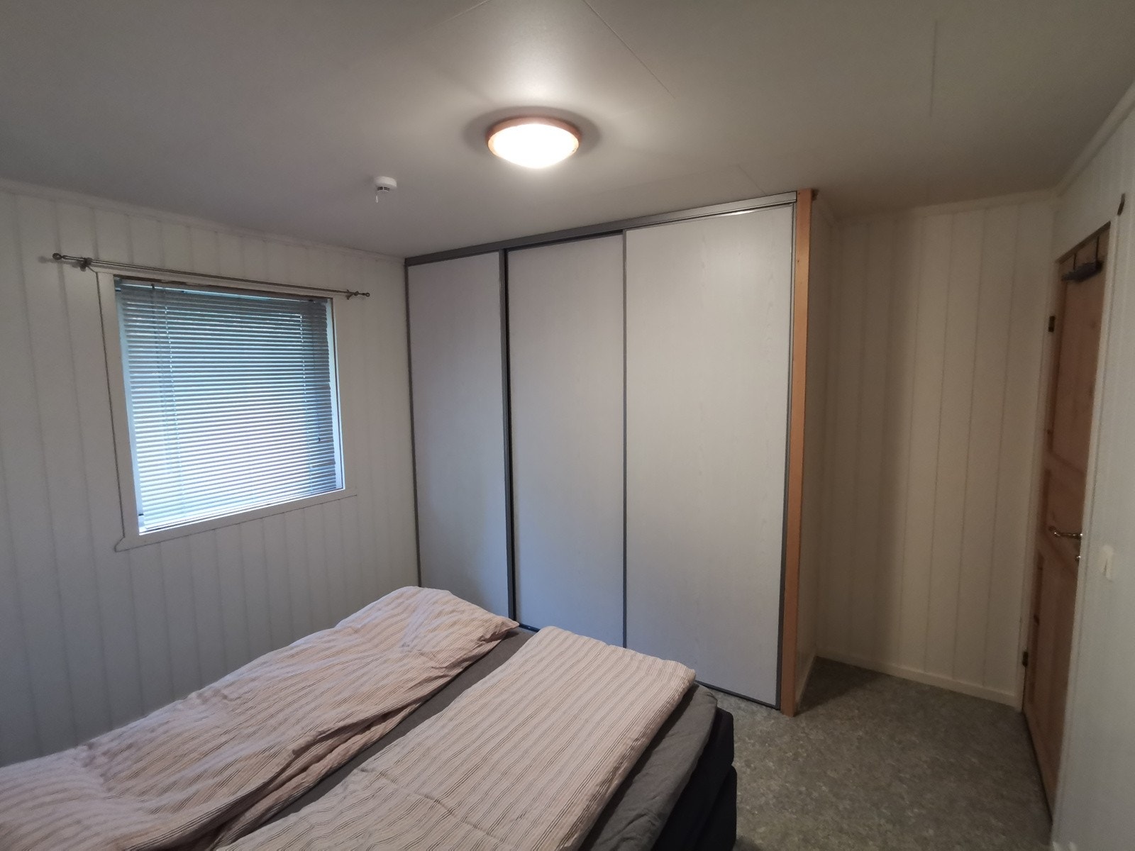 Soverom I med skyvedørsgarderobe (Selgers bilde) Galleribilde