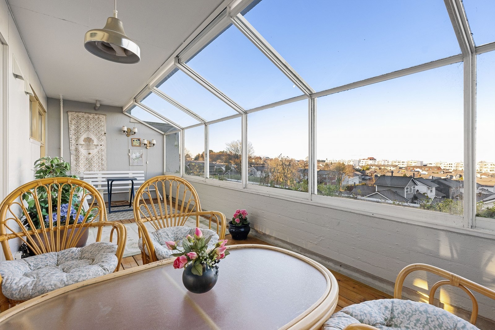 Innglasset, romslig veranda med nydelig utsikt Galleribilde
