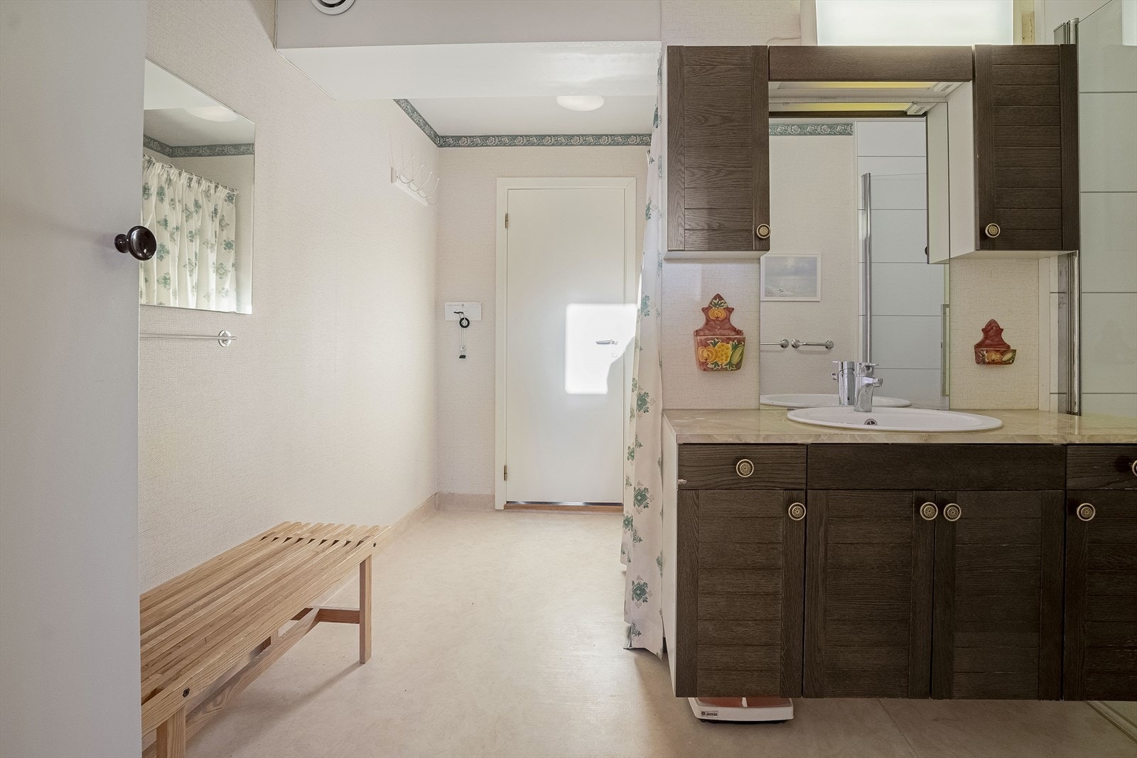 Romslig bad med plass til vaskemaskin/tørketrommel Galleribilde