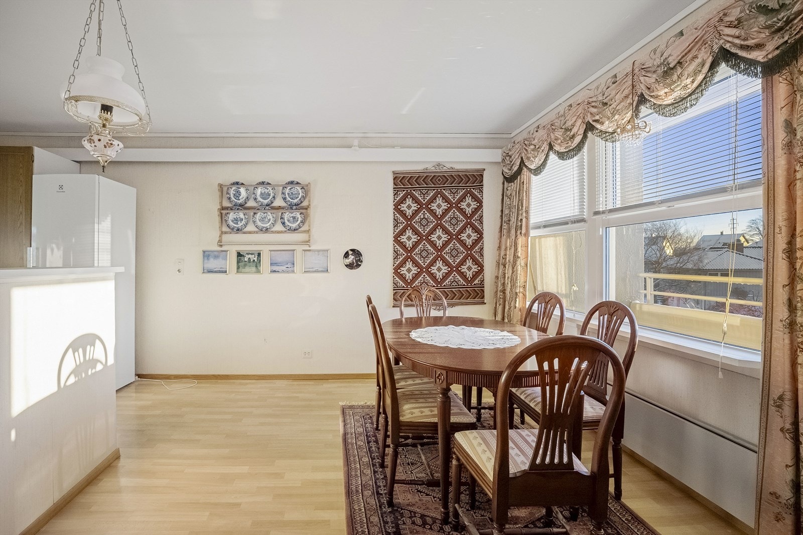 Spiseplass på kjøkken. Det er veranda på denne siden også. Galleribilde