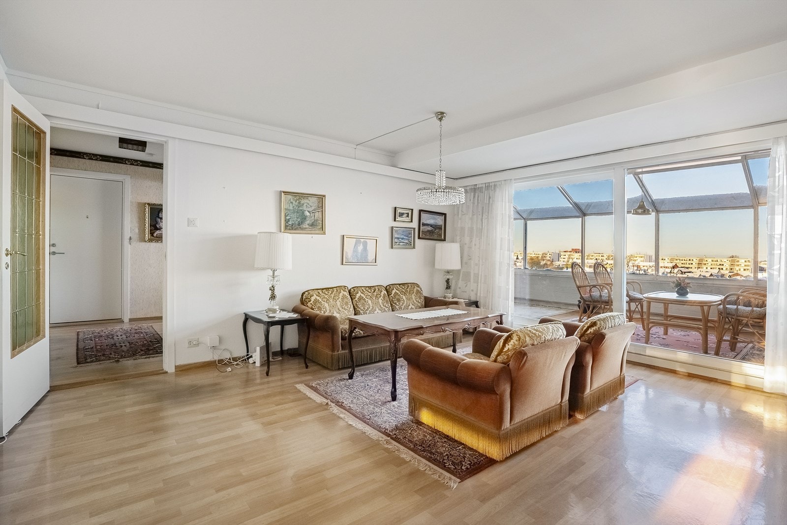 Stue med utgang til innglasset veranda. Leiligheten har nøktern standard og oppussing kan påregnes. Galleribilde