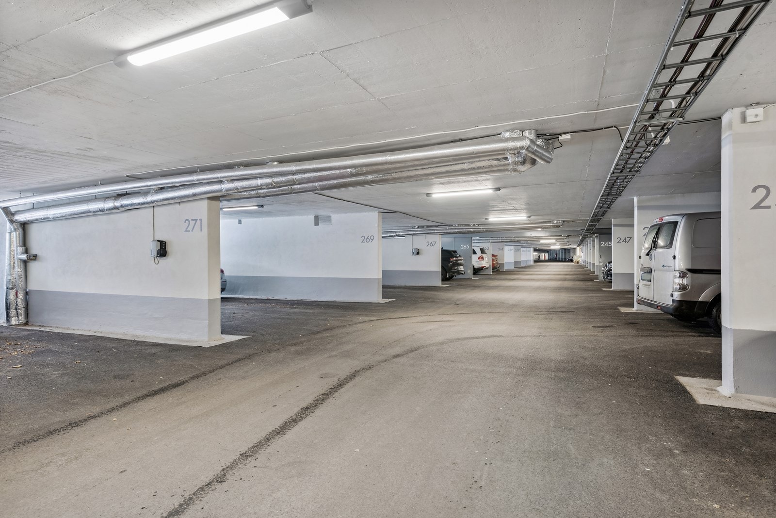 Garasjeplass medfølger leiligheten. Galleribilde