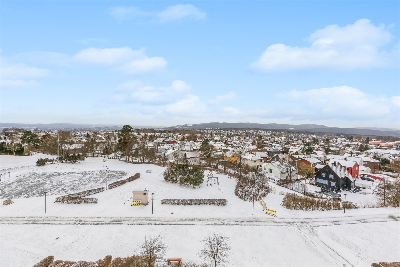 Her bor du høyt og fritt i et solrikt område nær marka. Galleribilde