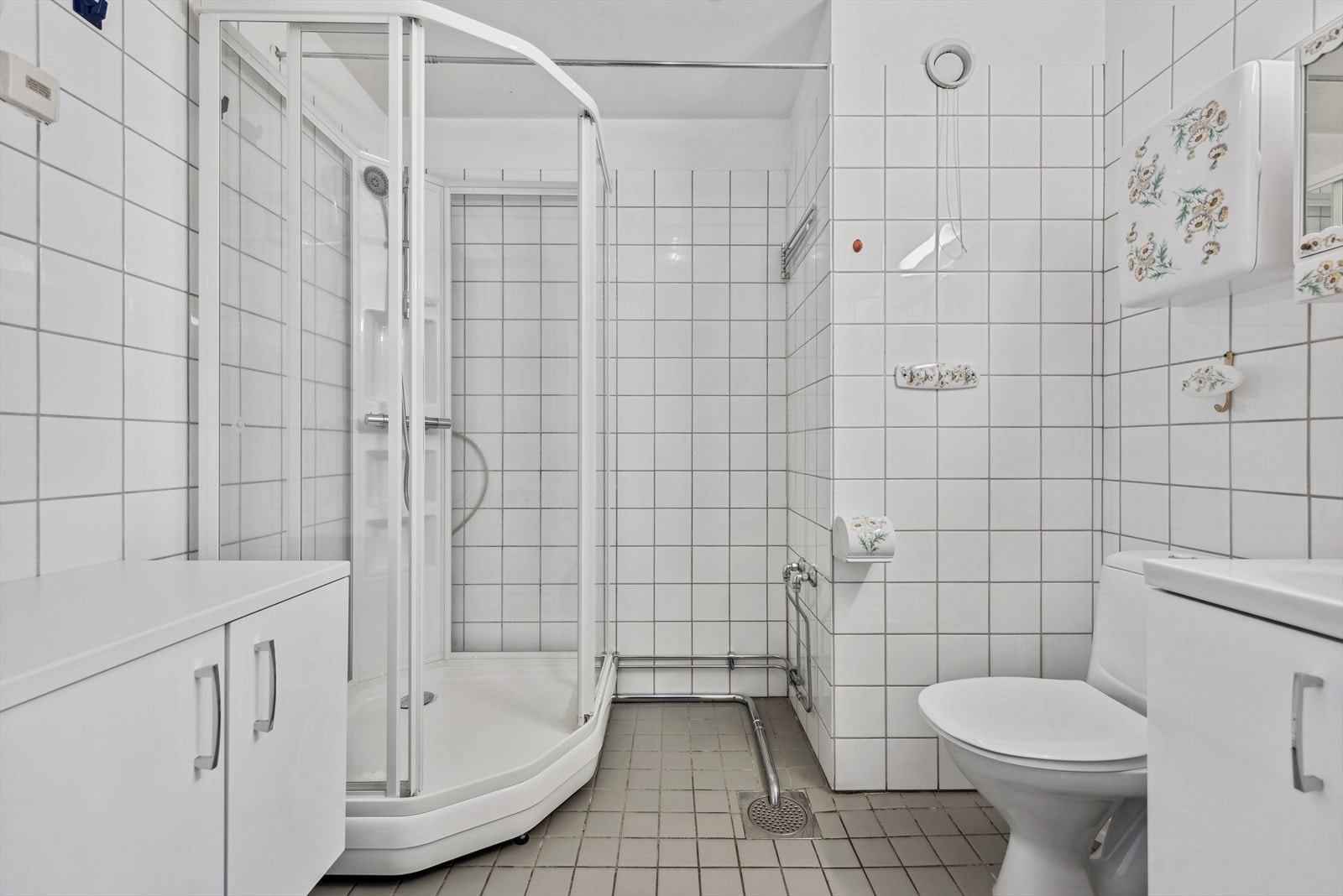 Leiligheten har flislagt baderom av eldre dato. Galleribilde