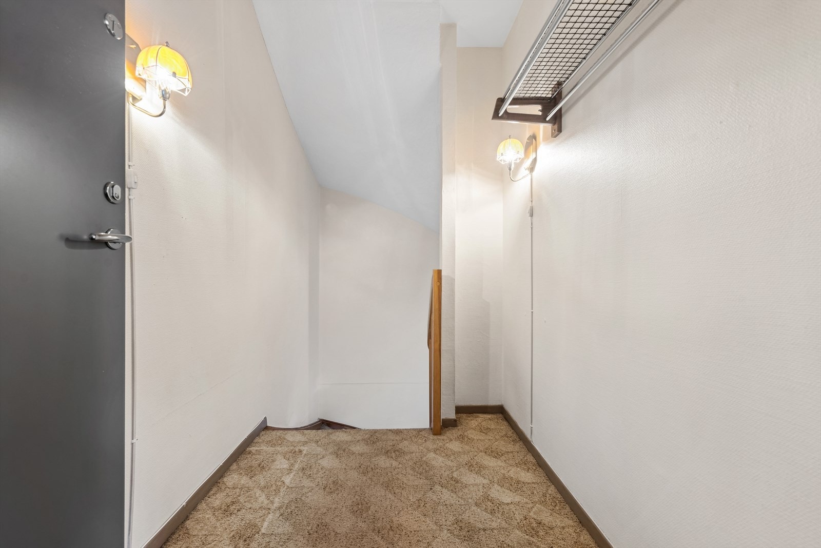 Det er adkomst til leiligheten via en romslig entré i 8. etasje. Galleribilde
