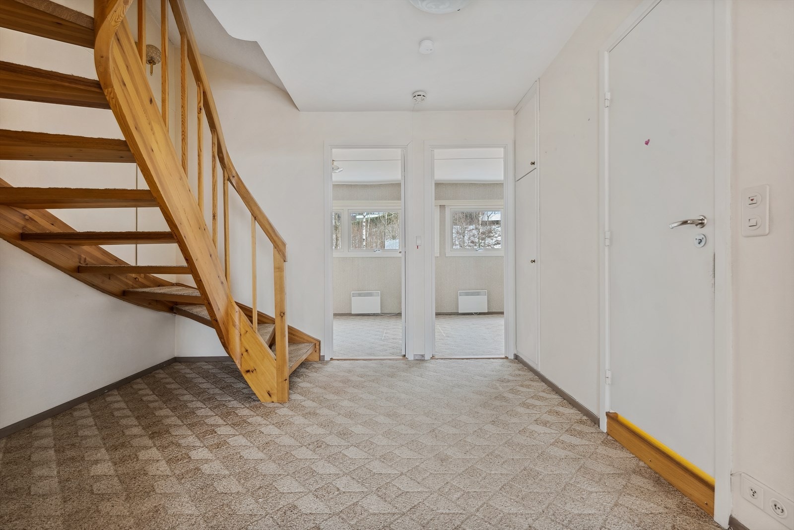 Det er innvendig trappeadkomst mellom etasjene. Galleribilde