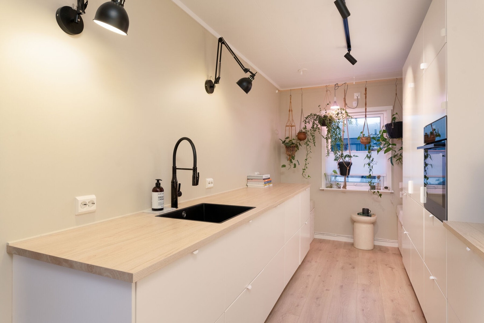 Kjøkkenet har malte glatte fronter og benkeplate av laminat. Galleribilde