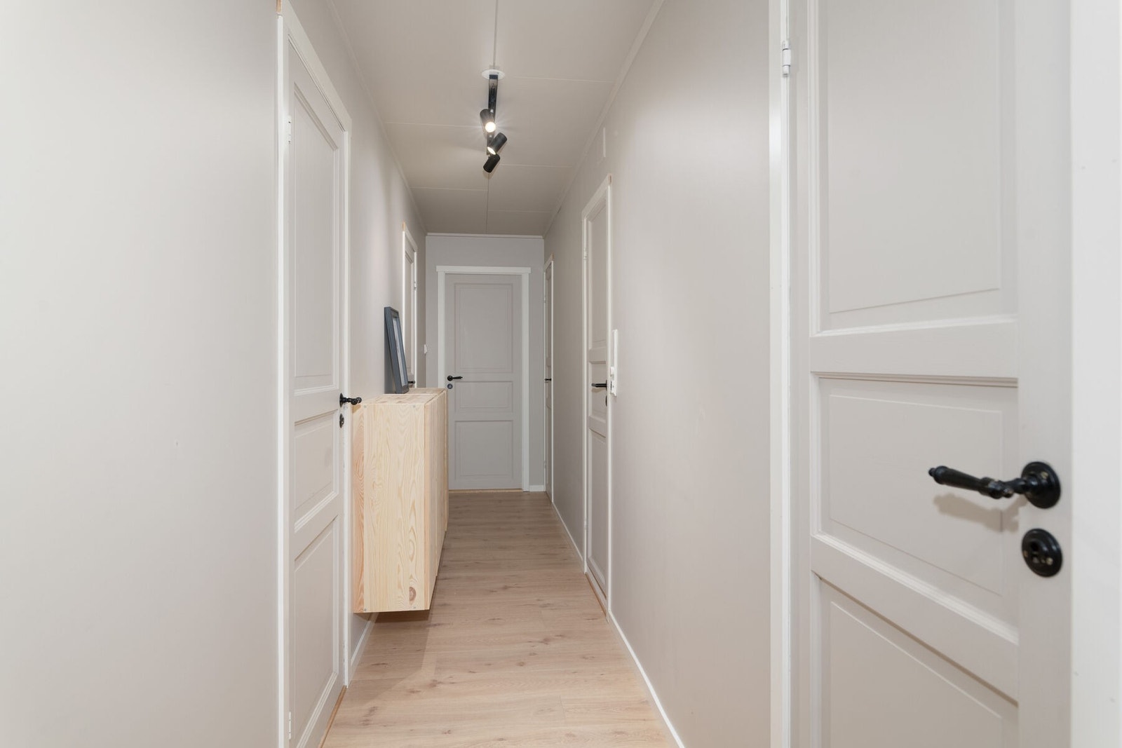 Gang som leder til boligens tre soverom, garderobe, bad og toalettrom. Galleribilde
