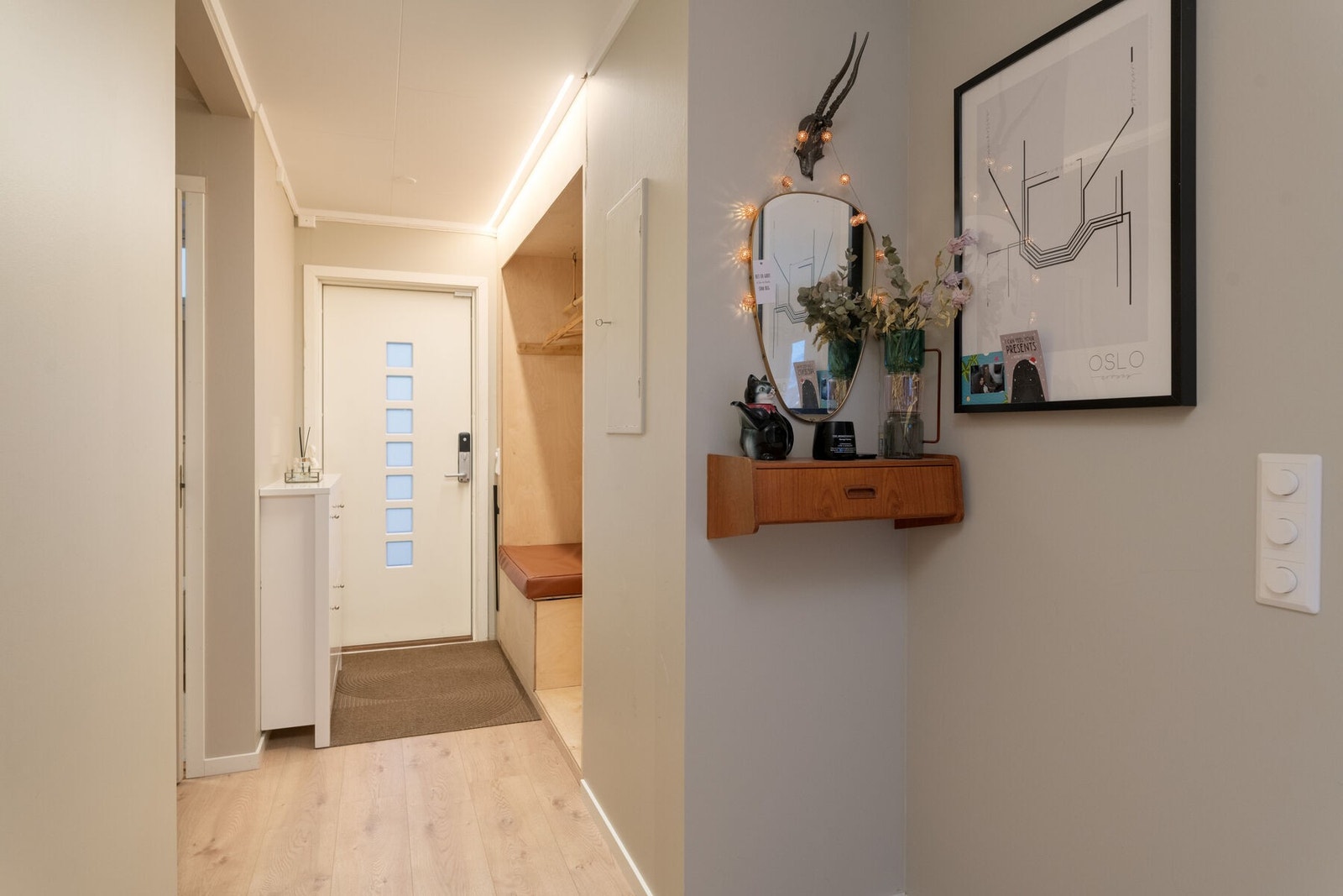 Fra entréen kommer man videre inn til stue og kjøkken. Galleribilde