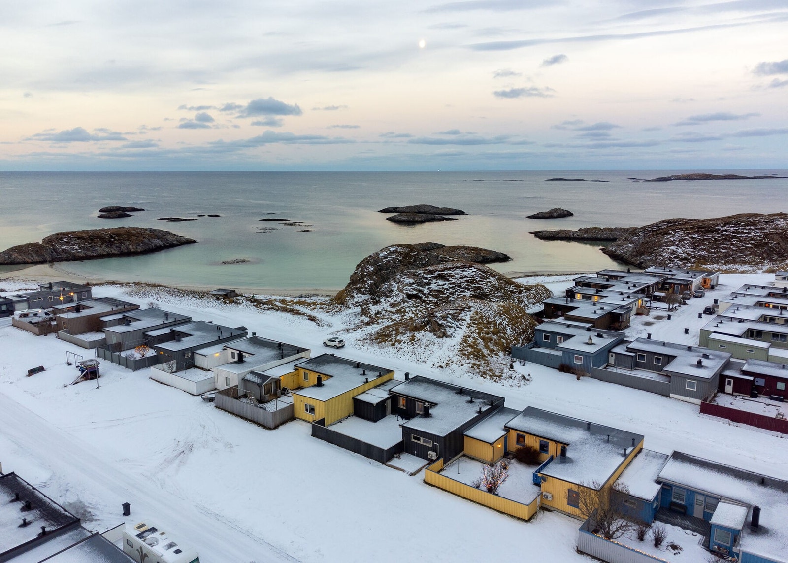 Eiendommen sett fra lufta og nærområdet rundt. Galleribilde
