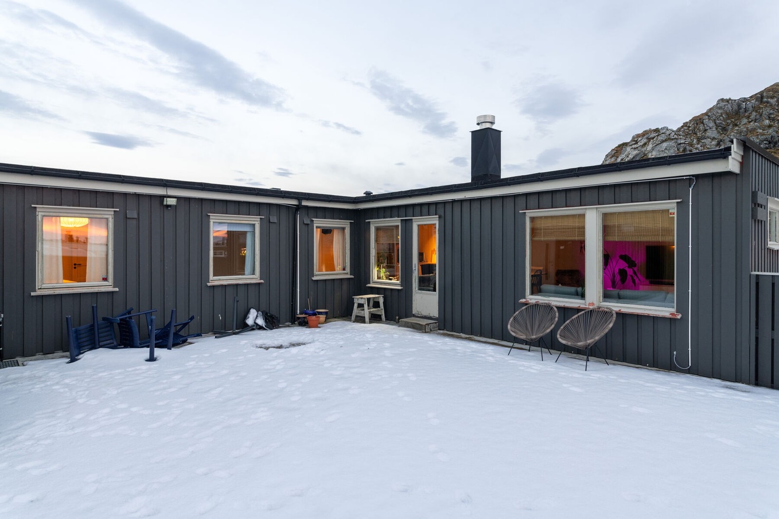 Boligen har opparbeidet uteområde med romslig terrasseplatting og levegg mot fellesområde. Galleribilde