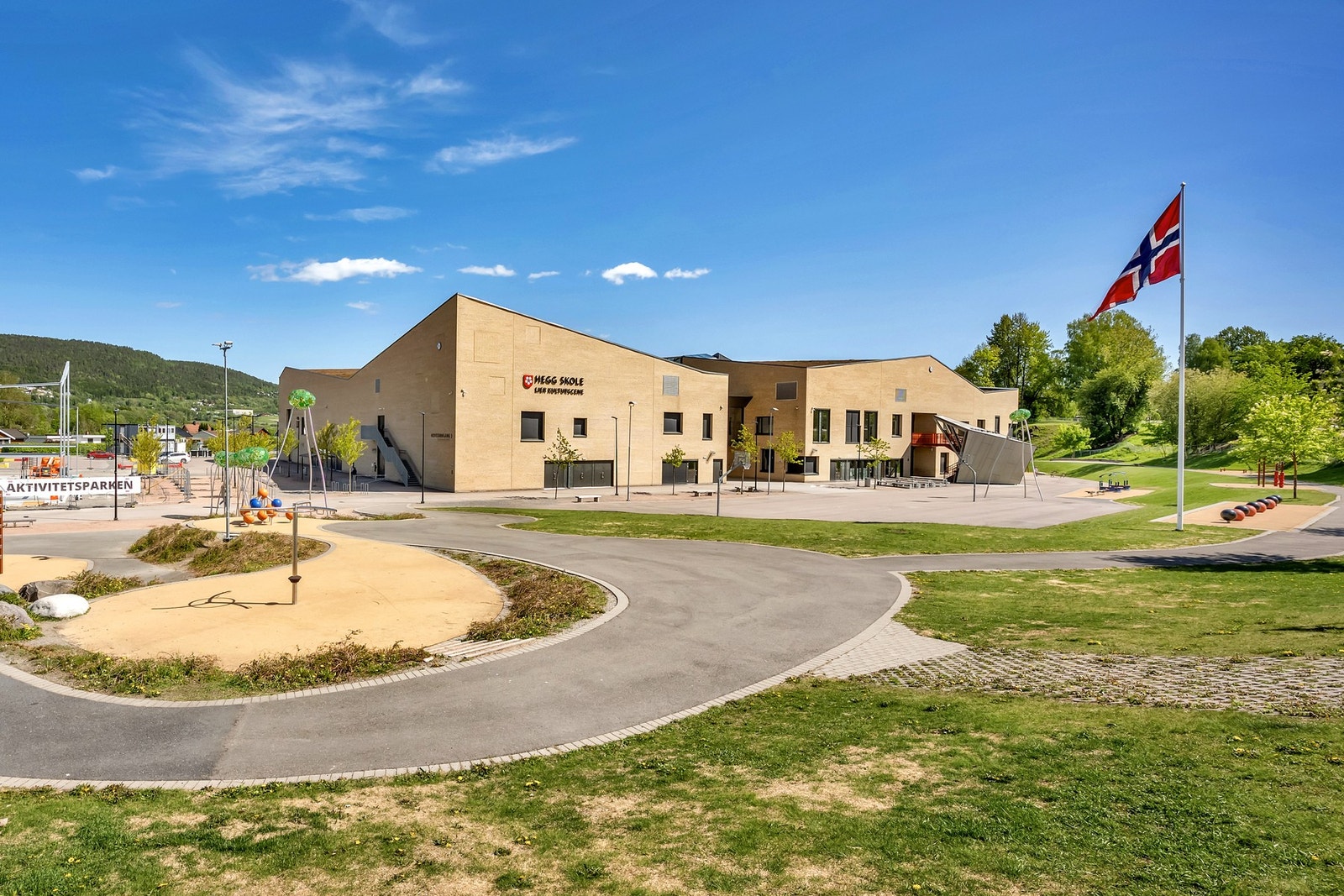 Ved Lierbyen ligger populære Hegg barneskole. Galleribilde
