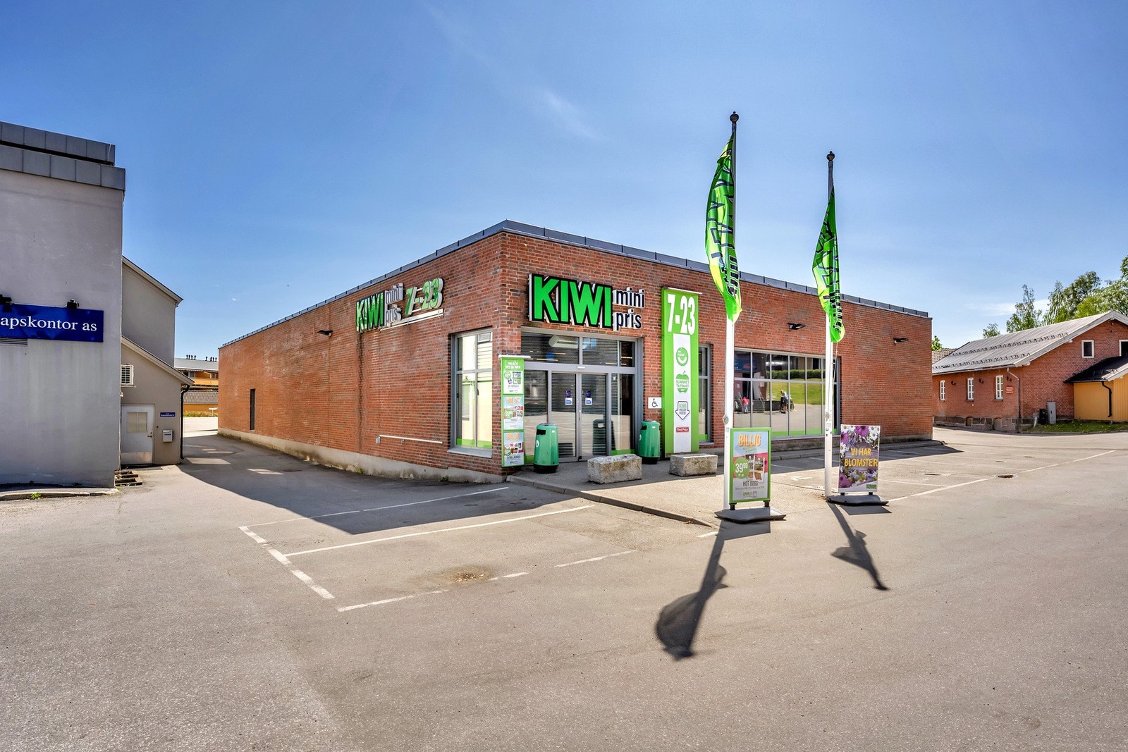 Det er nærhet til dagligvarebutikken Kiwi, Rema 1000, Coop Extra og sentrumshandel i Lierbyen. Galleribilde