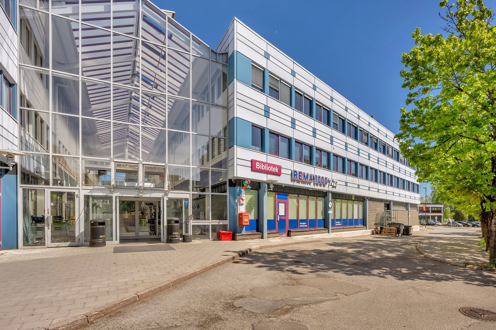 Det er nærhet til dagligvarebutikken Kiwi, Rema 1000, Coop Extra og sentrumshandel i Lierbyen. Galleribilde
