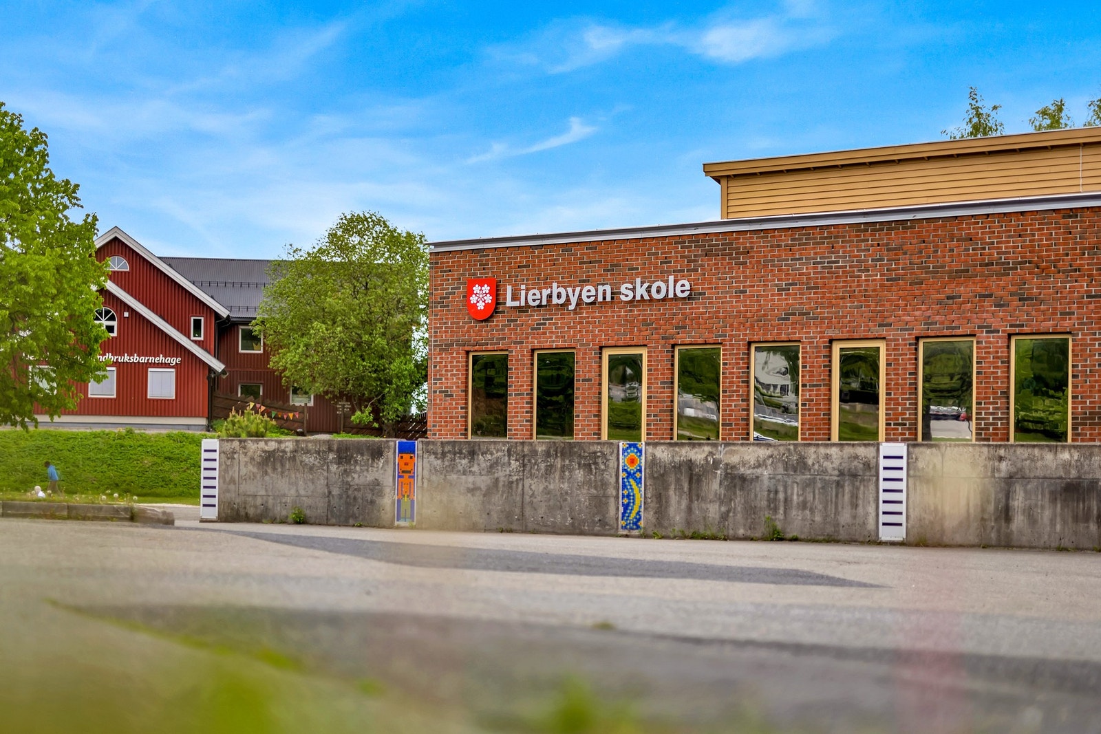 Lierbyen ungdomsskole er rett i nærområdet. Galleribilde