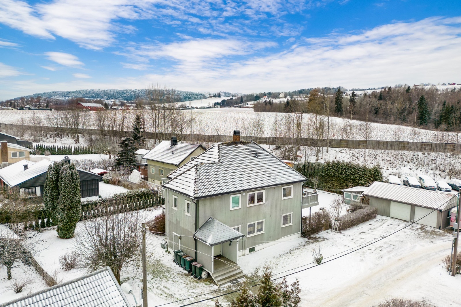 Boligen disponerer 1 parkeringsplass i garasje, og det er plass for parkering på gårdsplass. Galleribilde