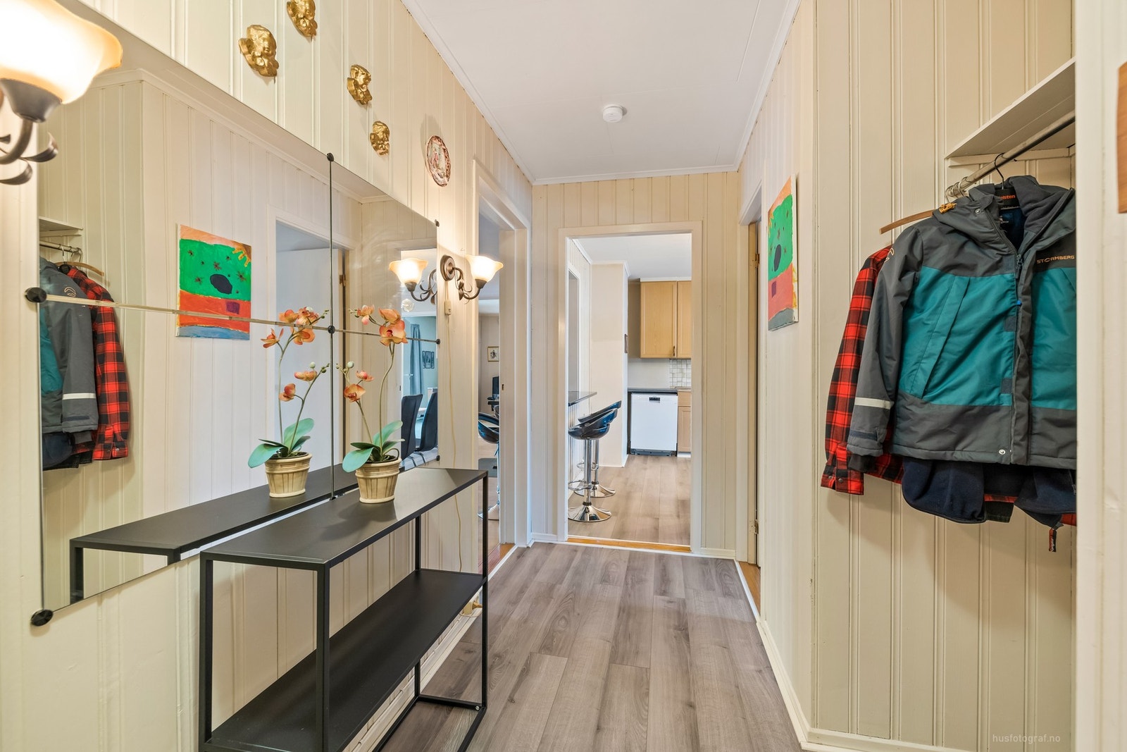 Entréen er romslig og har praktisk nisje med oppheng for yttertøy. Galleribilde