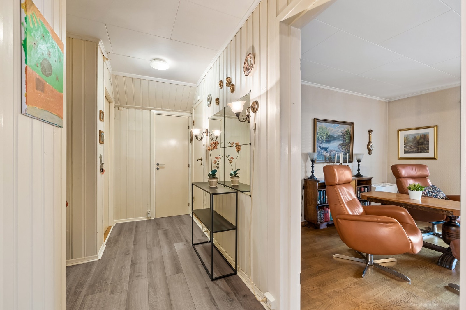 Overflatene er lysmalte og det er laminat på gulv. Galleribilde